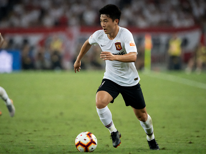 足球赛事直播画面，球员在绿茵场上带球推进
